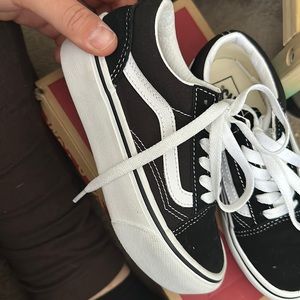 Old skool Platform Vans size 13.5 in kids they didn’t fit my daughter